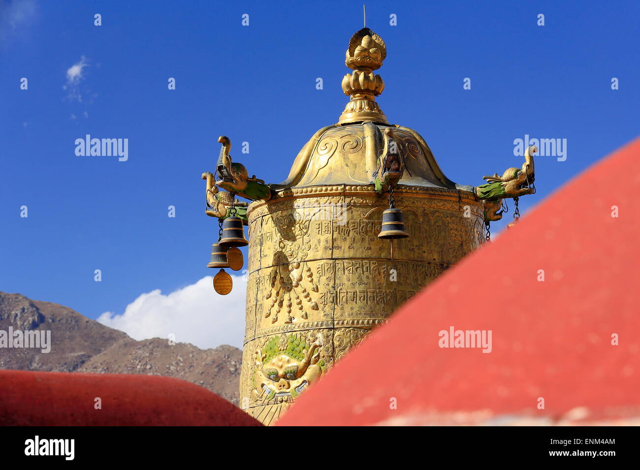 Vergoldete Dhvajas-Siegesbanner mit Glocken und Makaras auf dem Dach der 25000m 2 Jokhang Tempel-Lhasa Stockfoto