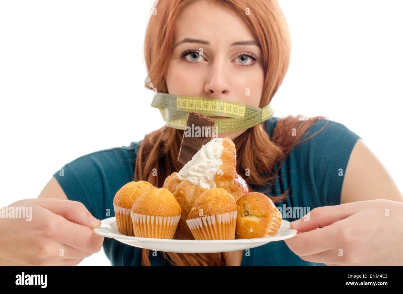 Frau mit einem Zentimeter auf den Mund nicht in der Lage, alle Süßigkeiten und Zucker, viel Cookies auf einem Teller zu essen. Eine Diät ohne Süßigkeiten Stockfoto