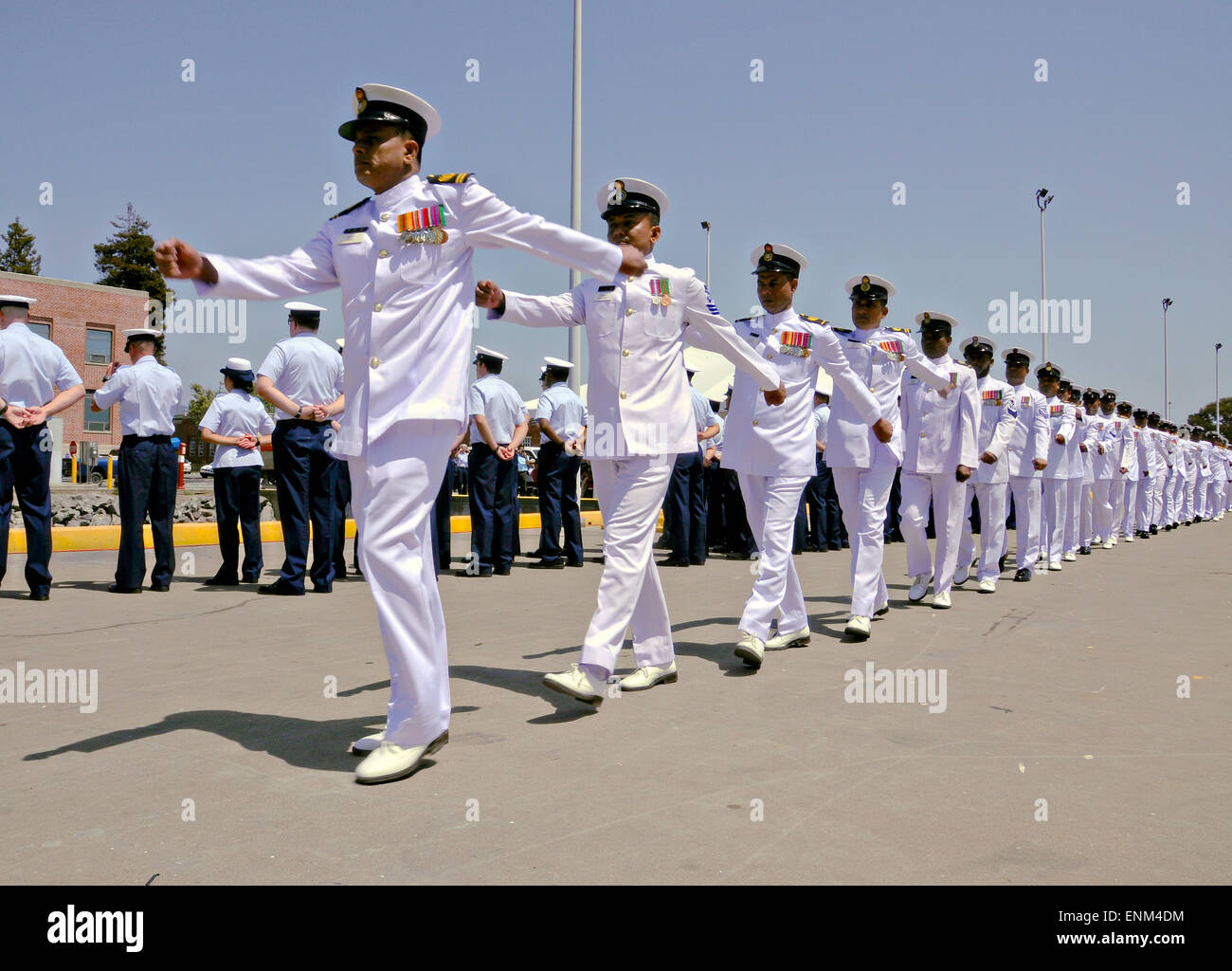 Mitglieder der Bangladesh Marine Marsch in Richtung der ehemaligen Coast Guard Cutter Ansturm während einer Übertragung Zeremonie auf Coast Guard Island 6. Mai 2015 in Alameda, Kalifornien. Fräser Rush wird jetzt werden BNS Somudra Avijan und Bangladesch zu dienen. Stockfoto