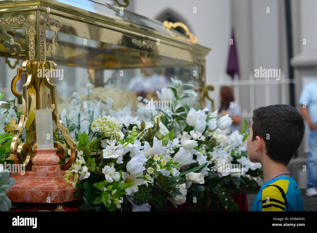 Junge Beobachtung Christi nach der Kreuzigung. Karfreitags-Prozession in Juana Diaz, Puerto Rico. US-Territorium. Karibik-Insel. Stockfoto