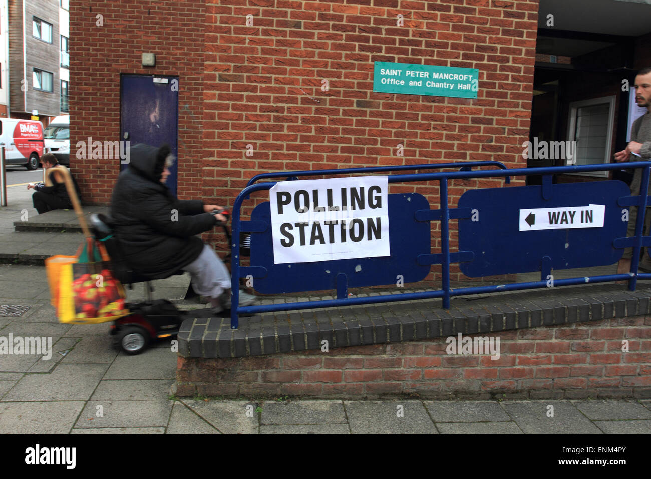 Frau zu Fuß zum Wahllokal, Allgemein allgemeine Wahl in Norwich, Norfolk, Großbritannien Stockfoto