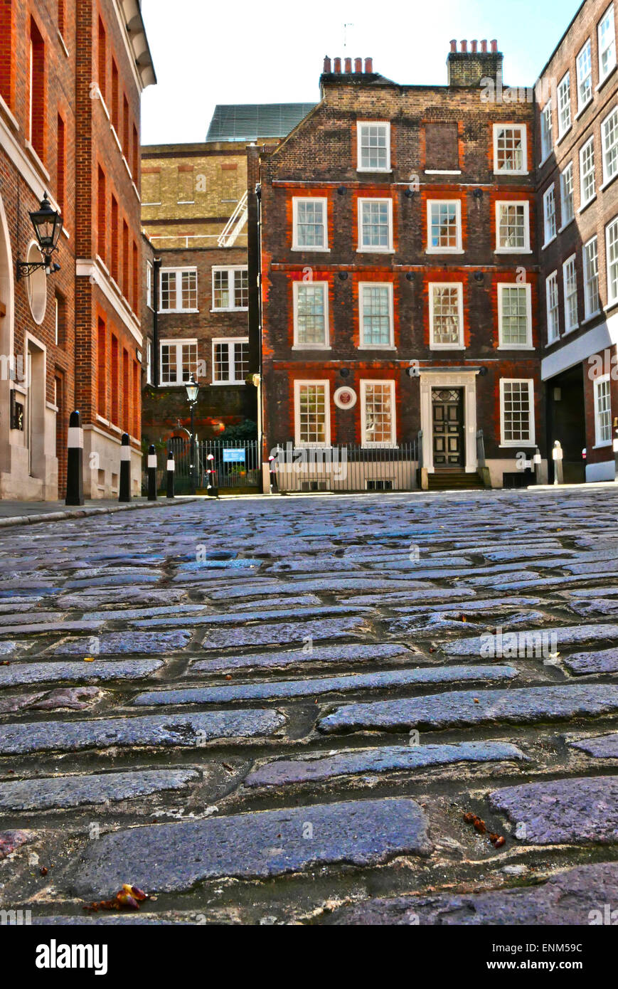 Dr. Samuel Johnsons Haus, Bildmitte, anderen Ende der Straße, über das Kopfsteinpflaster von Gough Square, London EG4 gesehen Stockfoto