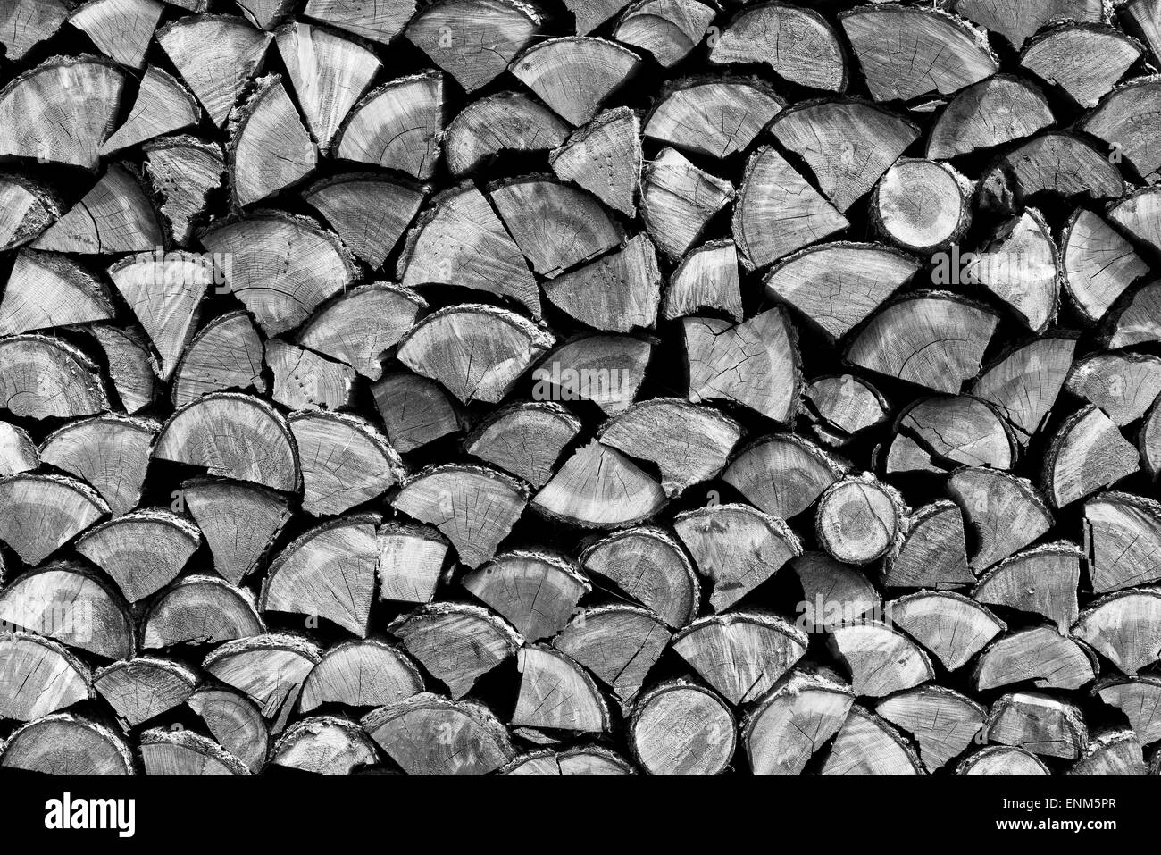 Fein säuberlich gestapelten Haufen von Spaltebrennholz. Stockfoto