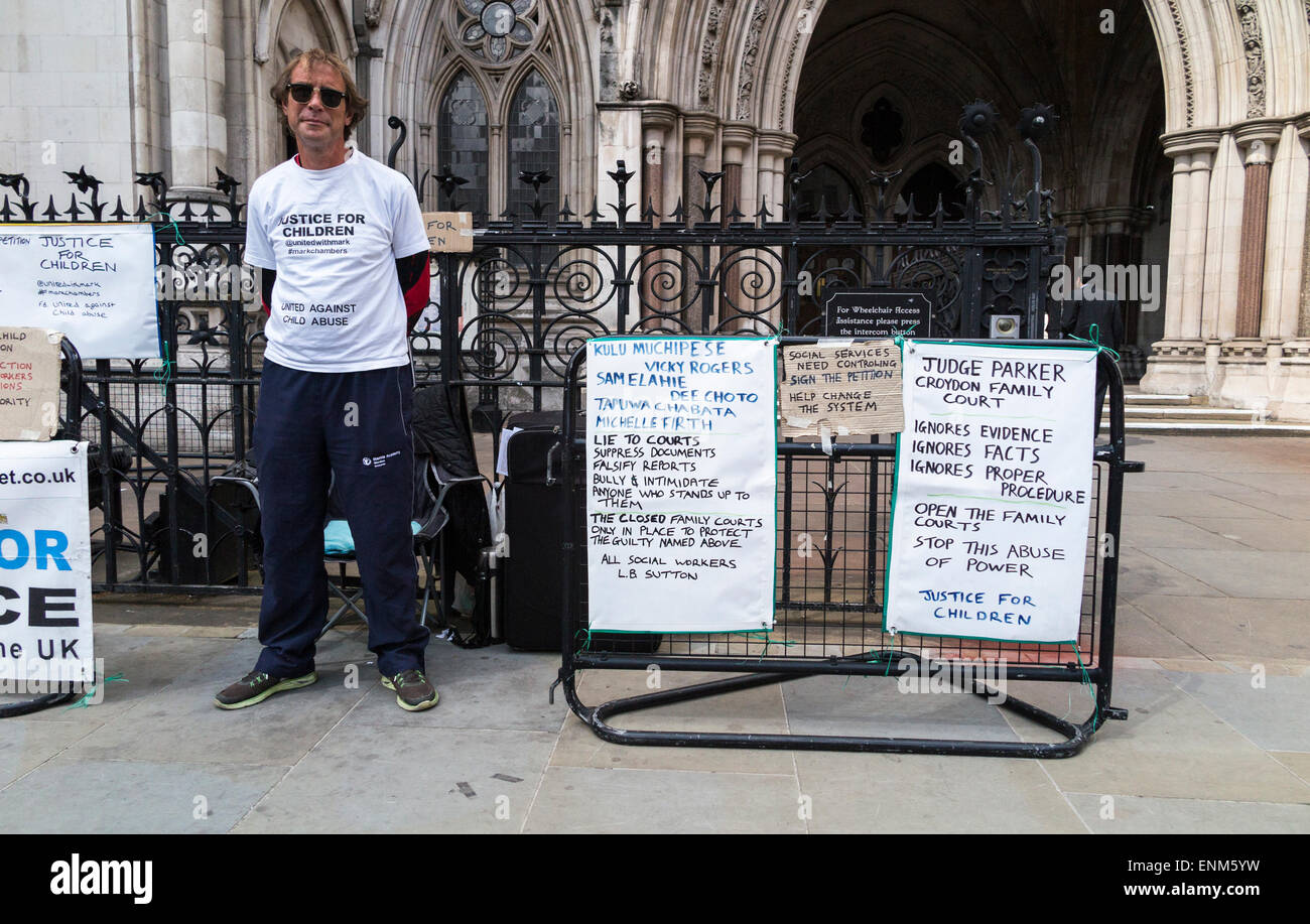 Demonstrant Mark Chambers für Gerechtigkeit für Kinder außerhalb der Royal Courts of Justice (Justizpalast), Strand, London WC2 Stockfoto