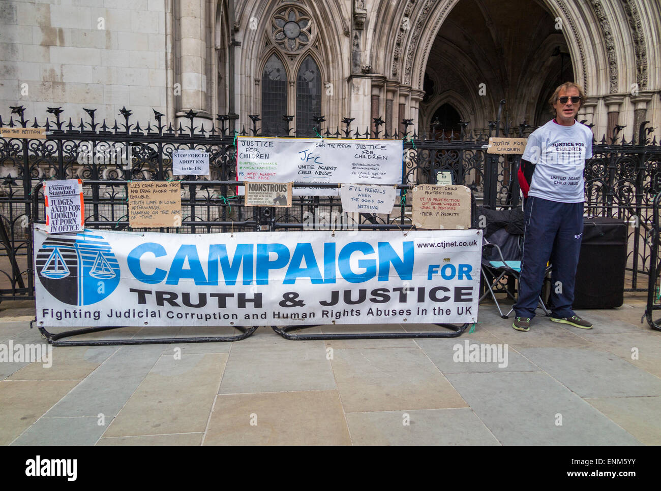 Protest-Banner und Demonstrant außerhalb der Royal Courts of Justice (Justizpalast), Strand, London WC2 Stockfoto