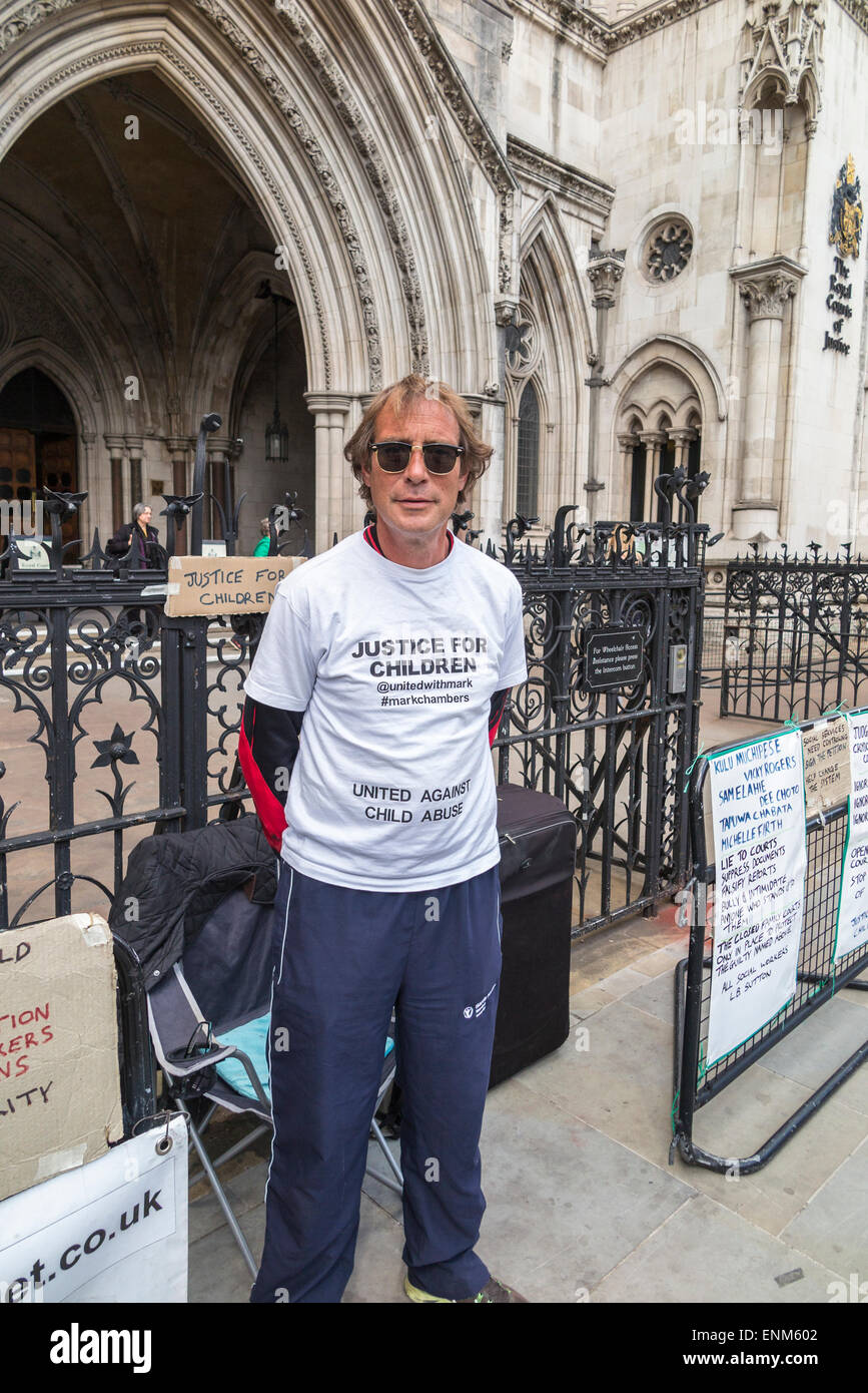 Demonstrant Mark Chambers für Gerechtigkeit für Kinder außerhalb der Royal Courts of Justice (Justizpalast), Strand, London WC2 Stockfoto