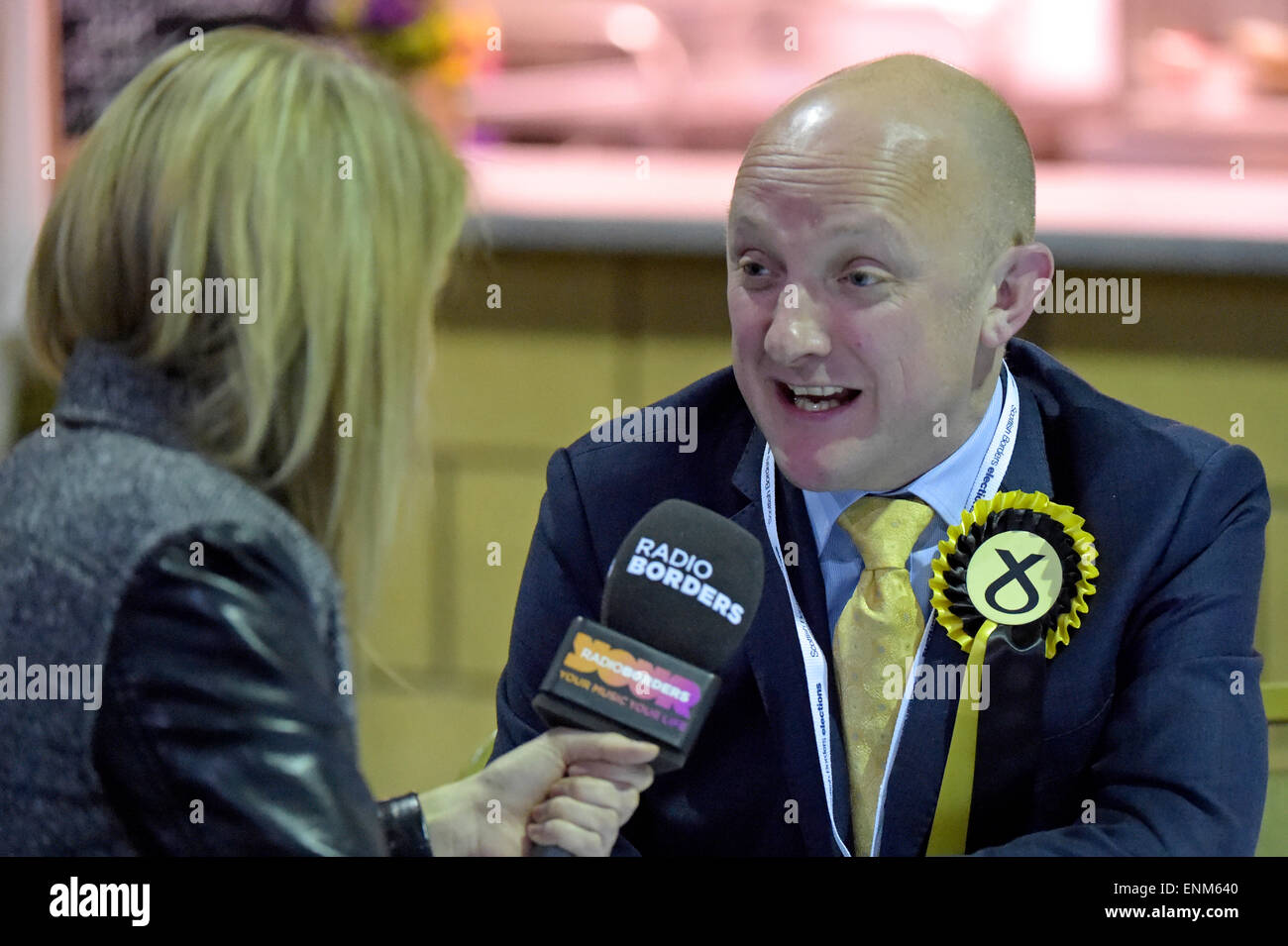 Springwood Showground, Kelso, UK. 8. Mai 2015. Parlamentswahlen 2015 Calum Robert Kerr Ð Scottish National Party (SNP) im Chat mit Evanna Holland von lokalen Radiosender für Medien-Bulletins. Bildnachweis: Rob Gray/Alamy Live-Nachrichten Stockfoto