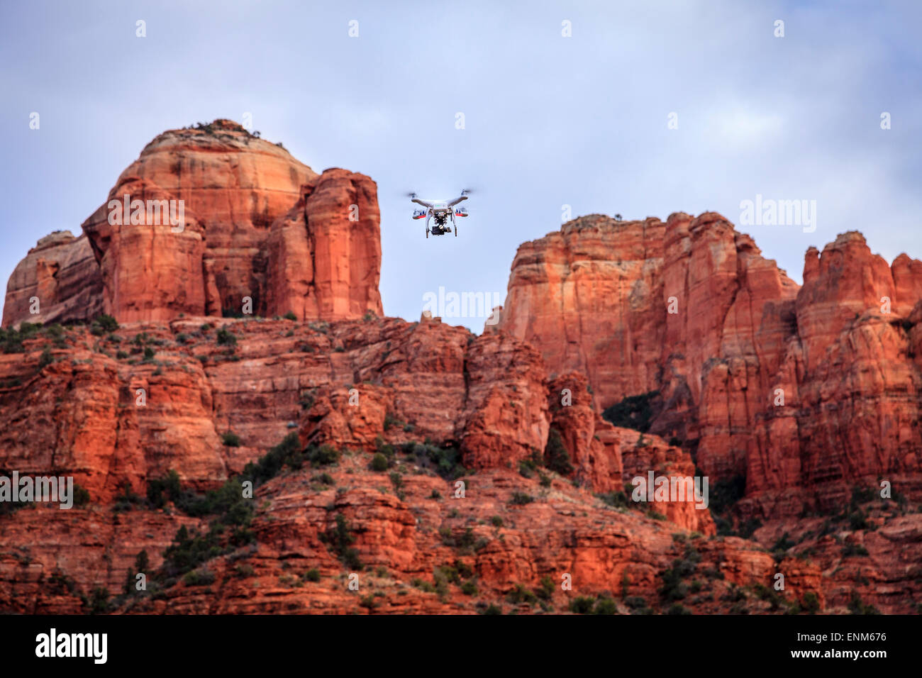 Drone-Quadcopter nimmt Luftaufnahmen von Cathedral Rock in Sedona, Arizona Stockfoto