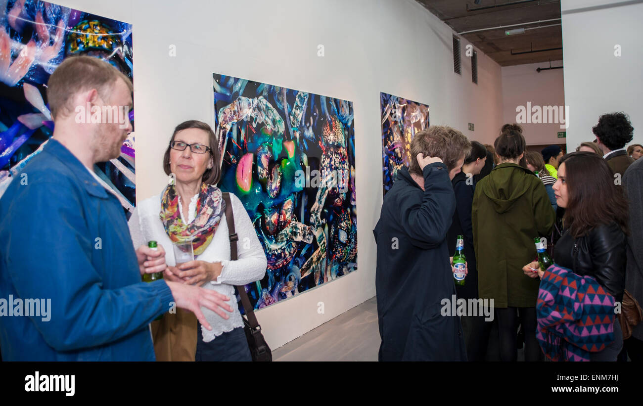 London, UK, 7. Mai 2015. Die Gäste sehen "Mutters Ehrenzeichen (Knick)" von Jon Baker, University of the Arts London. Jon Baker ist einer der acht Anwärter für das diesjährige Catlin Kunstpreis, deren Werke auf die Öffnung Vorschau im Londonewcastle Project Space in Shoreditch, East London vorgestellt wurden. Der Gewinner von Catlin Art Prize 2015 erhält den Preis von £5.000 bei einer privaten Zeremonie am Abend des Mittwoch, den 13. Mai. Bildnachweis: Stephen Chung/Alamy Live-Nachrichten Stockfoto