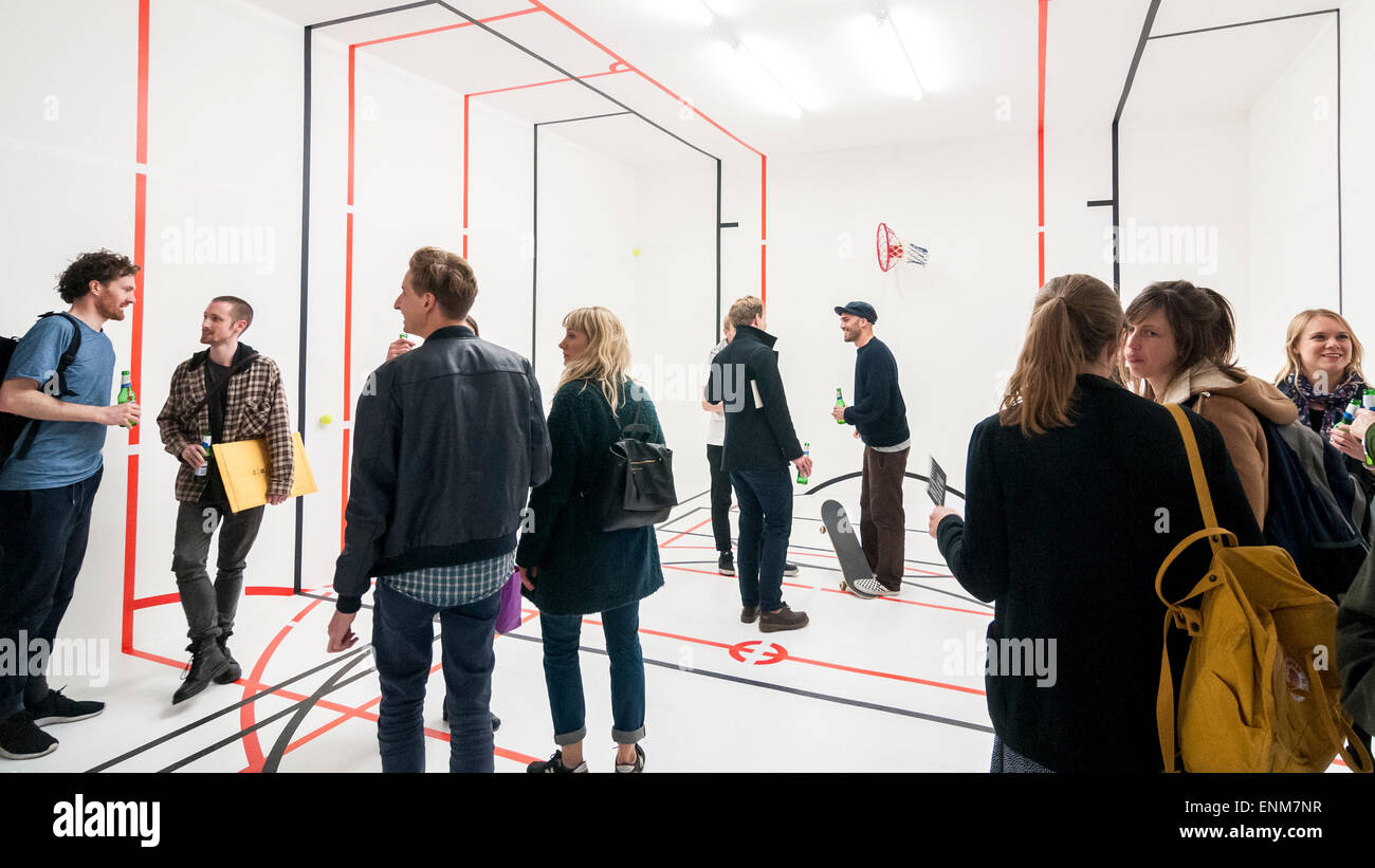 London, UK, 7. Mai 2015. Die Gäste sehen 'Bending The Rules"von Paul Schneider, Royal Academy of Arts, London. Paul Schneider gehört zu den acht Anwärter für das diesjährige Catlin Kunstpreis, deren Werke auf die Öffnung Vorschau im Londonewcastle Project Space in Shoreditch, East London vorgestellt wurden.  Der Gewinner von Catlin Art Prize 2015 erhält den Preis von £5.000 bei einer privaten Zeremonie am Abend des Mittwoch, den 13. Mai. Bildnachweis: Stephen Chung / Alamy Live News Stockfoto