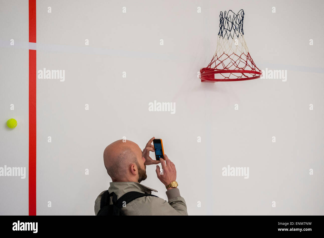 London, UK, 7. Mai 2015. Ein Mann nimmt ein Foto von 'Bending The Rules"von Paul Schneider, Royal Academy of Arts, London. Paul Schneider gehört zu den acht Anwärter für das diesjährige Catlin Kunstpreis, deren Werke auf die Öffnung Vorschau im Londonewcastle Project Space in Shoreditch, East London vorgestellt wurden.  Der Gewinner von Catlin Art Prize 2015 erhält den Preis von £5.000 bei einer privaten Zeremonie am Abend des Mittwoch, den 13. Mai. Bildnachweis: Stephen Chung/Alamy Live-Nachrichten Stockfoto