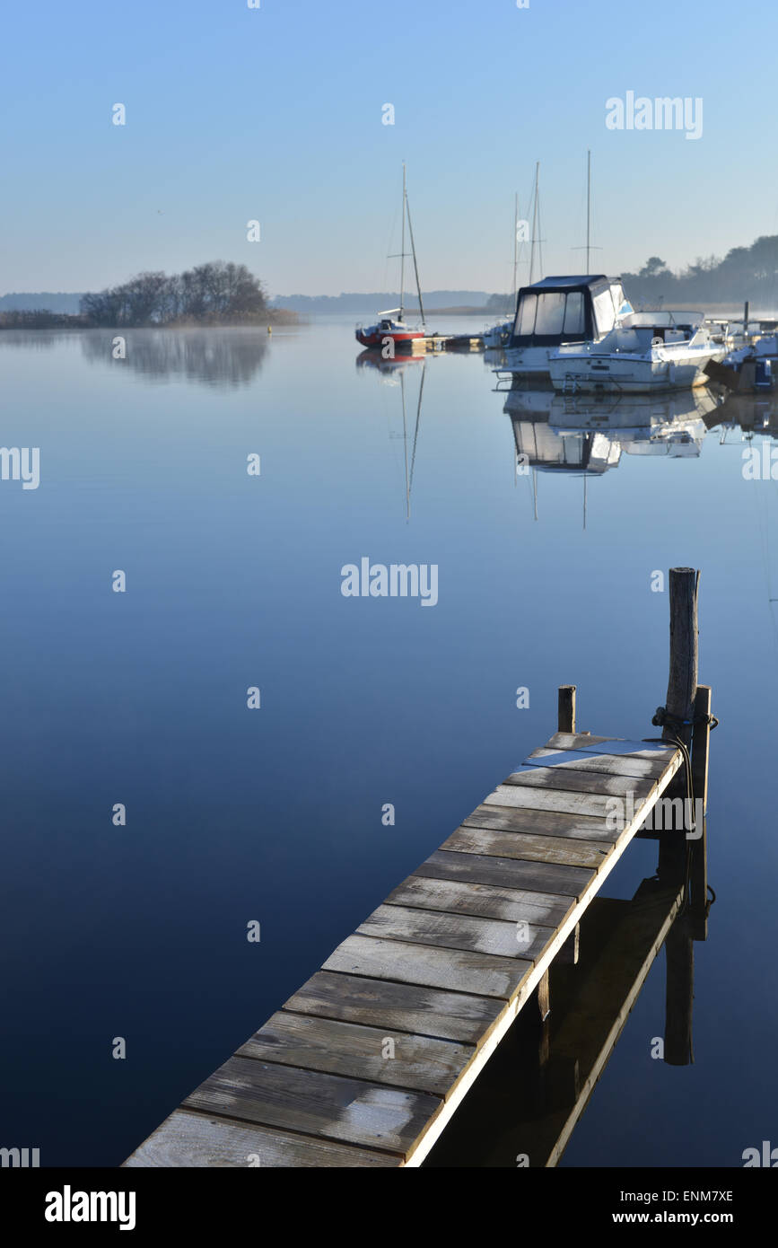 Vertäute Segelboote auf See bei Sonnenaufgang Stockfoto