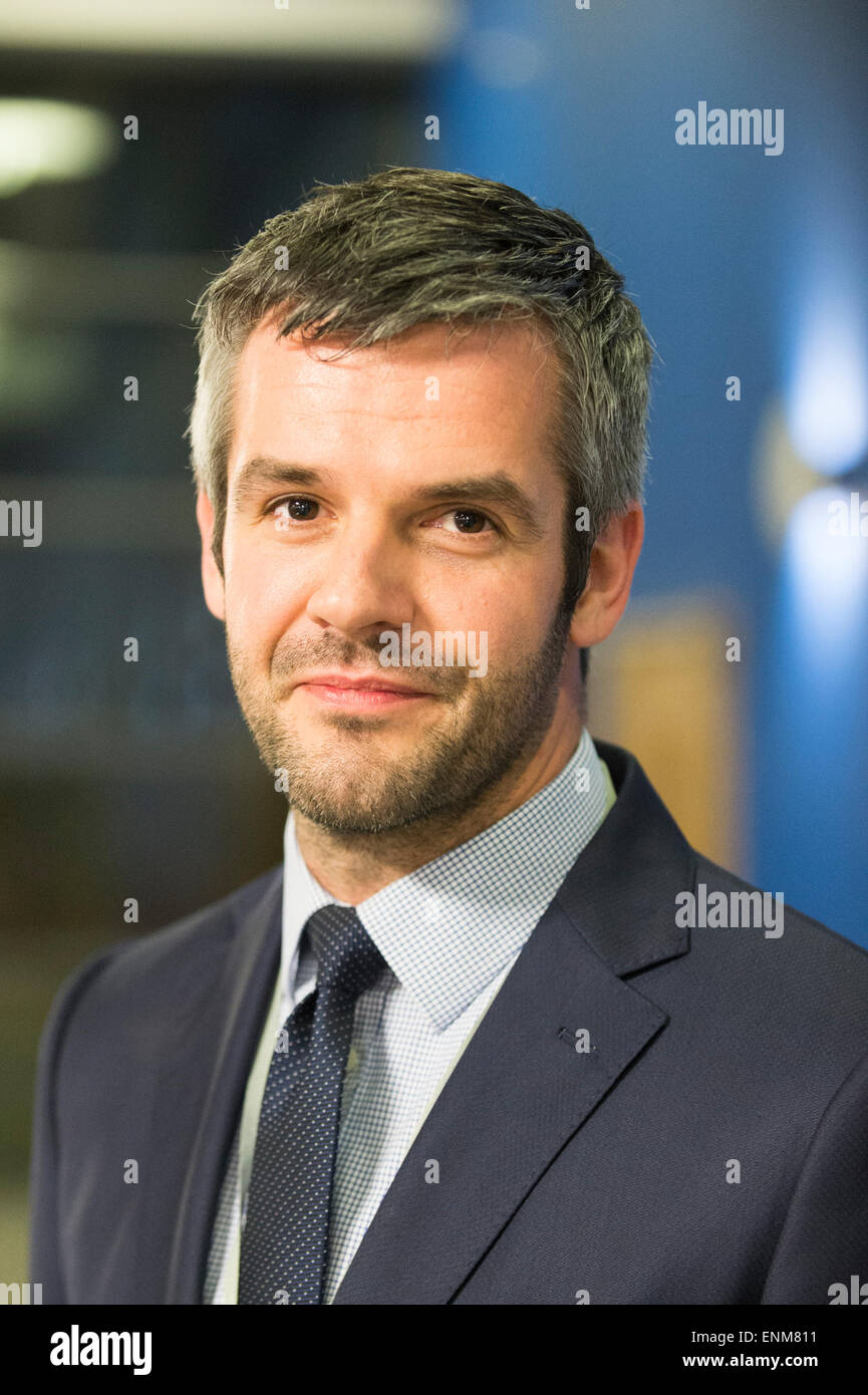 Sheffield, UK, 8. Mai 2015. Oliver Coppard, prospektive Parlamentskandidatin für Arbeitskräfte, die Sheffield Hallam University, Wahlkreis, UK, bei der Zählung auf Freitag, 8. Mai 2015 Credit: Mark Harvey/Alamy Live News Stockfoto