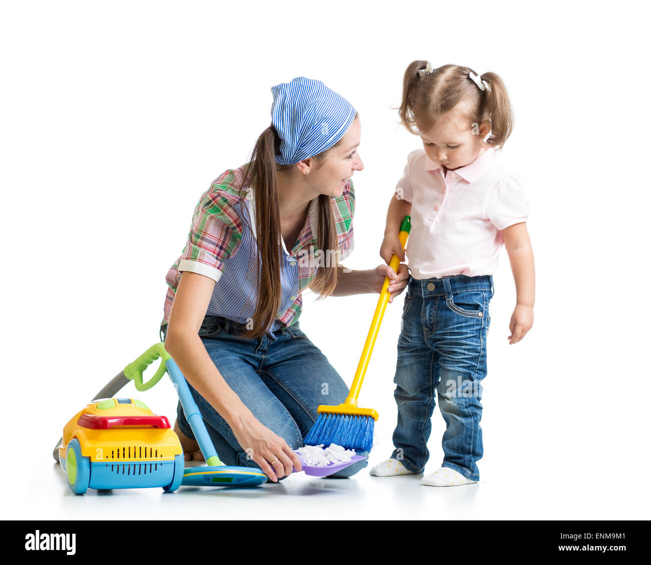 Kleine Mädchen und Mama Reinigung Zimmer isoliert Stockfoto