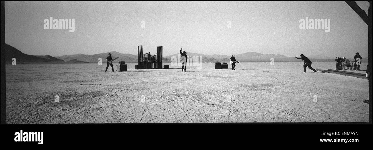 Virtorville, Kalifornien, USA. 7. Mai 2015. Können die Mitglieder des Arbeitskreises Mana zu führen, während eine Aufnahme von einem musikalischen Video in der Mojave-Wüste nahe Victorville, Kalifornien am Mittwoch 6 2015.ARMAOD ARORIZO © Armando Arorizo/Prensa Internacional/ZUMA Draht/Alamy Live News Stockfoto