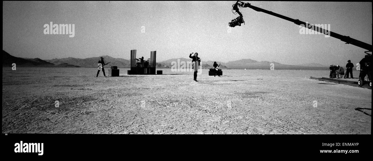 Virtorville, Kalifornien, USA. 7. Mai 2015. Können die Mitglieder des Arbeitskreises Mana zu führen, während eine Aufnahme von einem musikalischen Video in der Mojave-Wüste nahe Victorville, Kalifornien am Mittwoch 6 2015.ARMAOD ARORIZO © Armando Arorizo/Prensa Internacional/ZUMA Draht/Alamy Live News Stockfoto