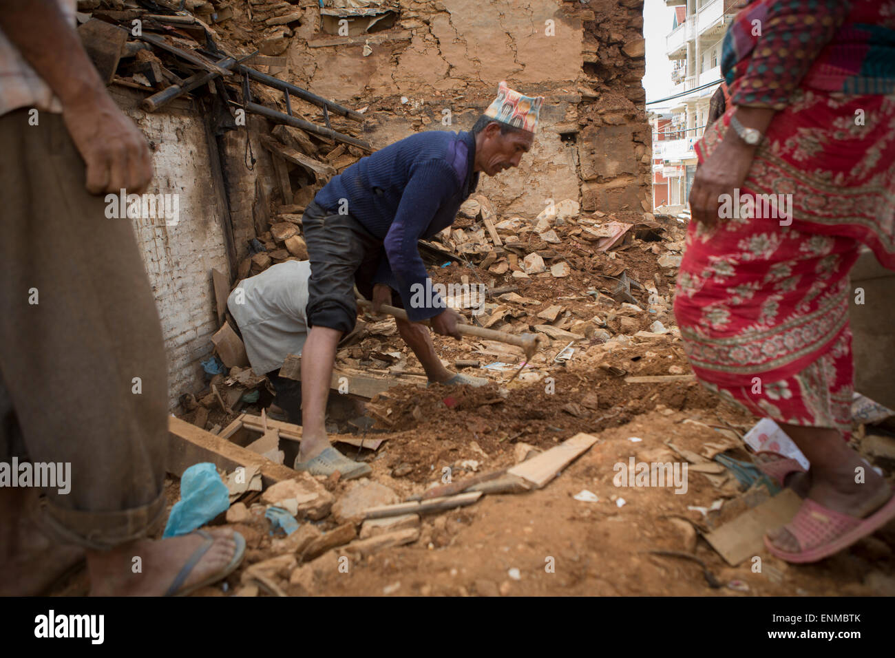 Bewohner Chautara Stadt Graben durch den Trümmern ihrer Häuser in Sindhulpalchowk Bezirk, Nepal nach dem Erdbeben von 2015. Stockfoto