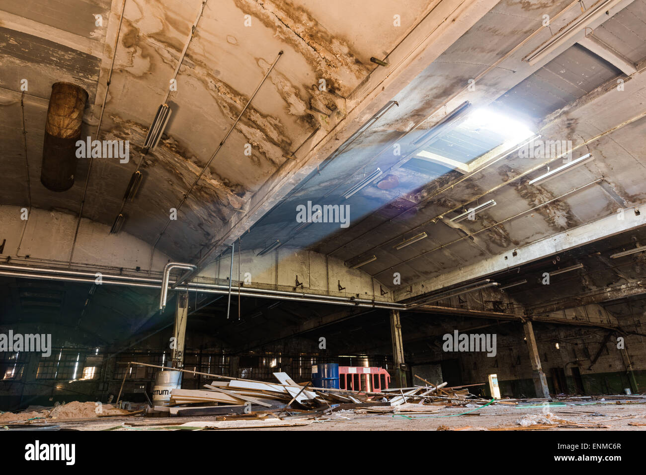 Lightbeam glänzt in verlassenen Lagerhaus Stockfoto