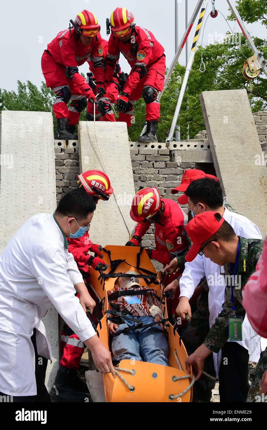 (150508)--CHANGYI, 8. Mai 2015 (Xinhua)--Retter tragen eine "verletzte Person" während einer Evakuierung und Rettung Bohren in Changyi, Ost-China Shandong Provinz, 8. Mai 2015, anlässlich der Mai 12 nationale Katastrophenschutz und Mitigation-Tag.  (Xinhua/Guo Xulei) (Mcg) Stockfoto