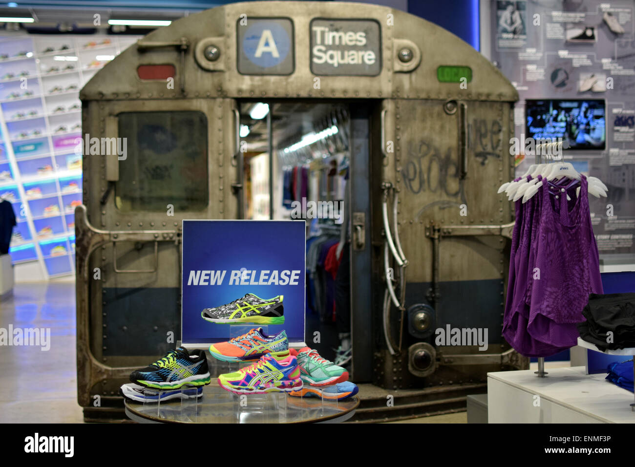 Ein Display mit einer u-Bahn-Wagen in der Asics-Geschäft an der West 42nd  Street in Midtown Manhattan, NYC Stockfotografie - Alamy