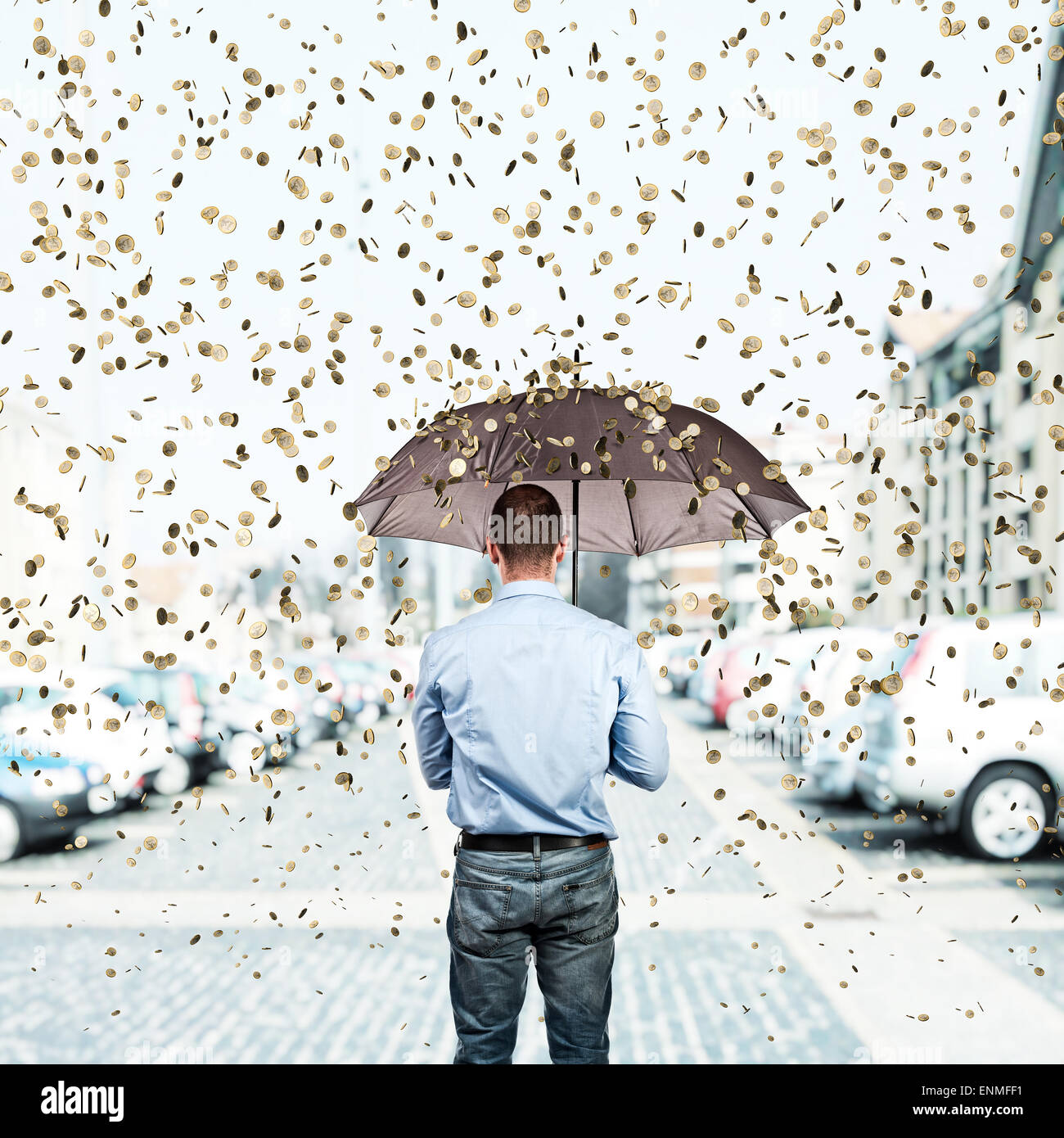 Mann mit Regenschirm und Euro-Münzen-Regen Stockfoto