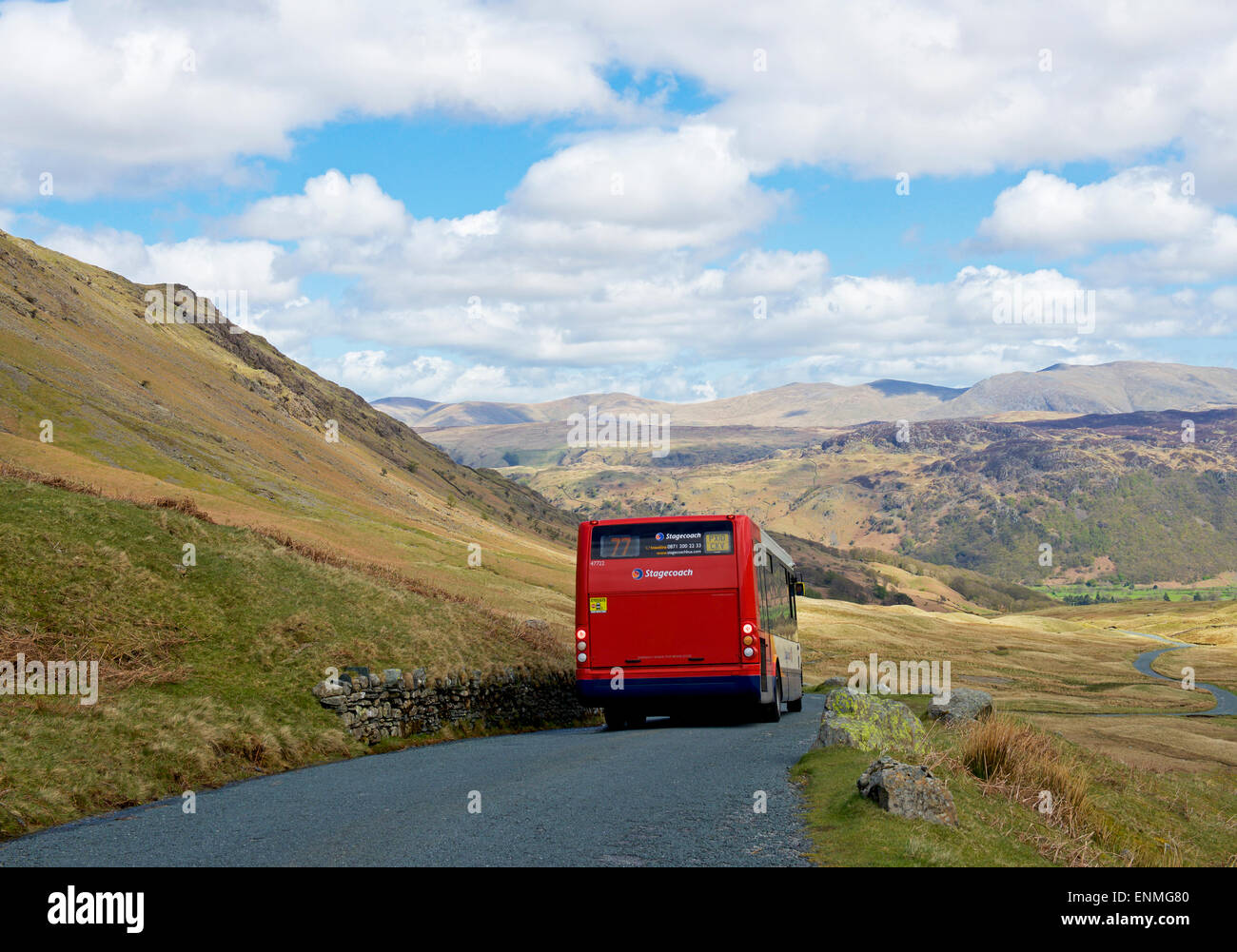Bus auf dem Honister Pass (B5289), Lake District National Park, Cumbria, England Stockfoto