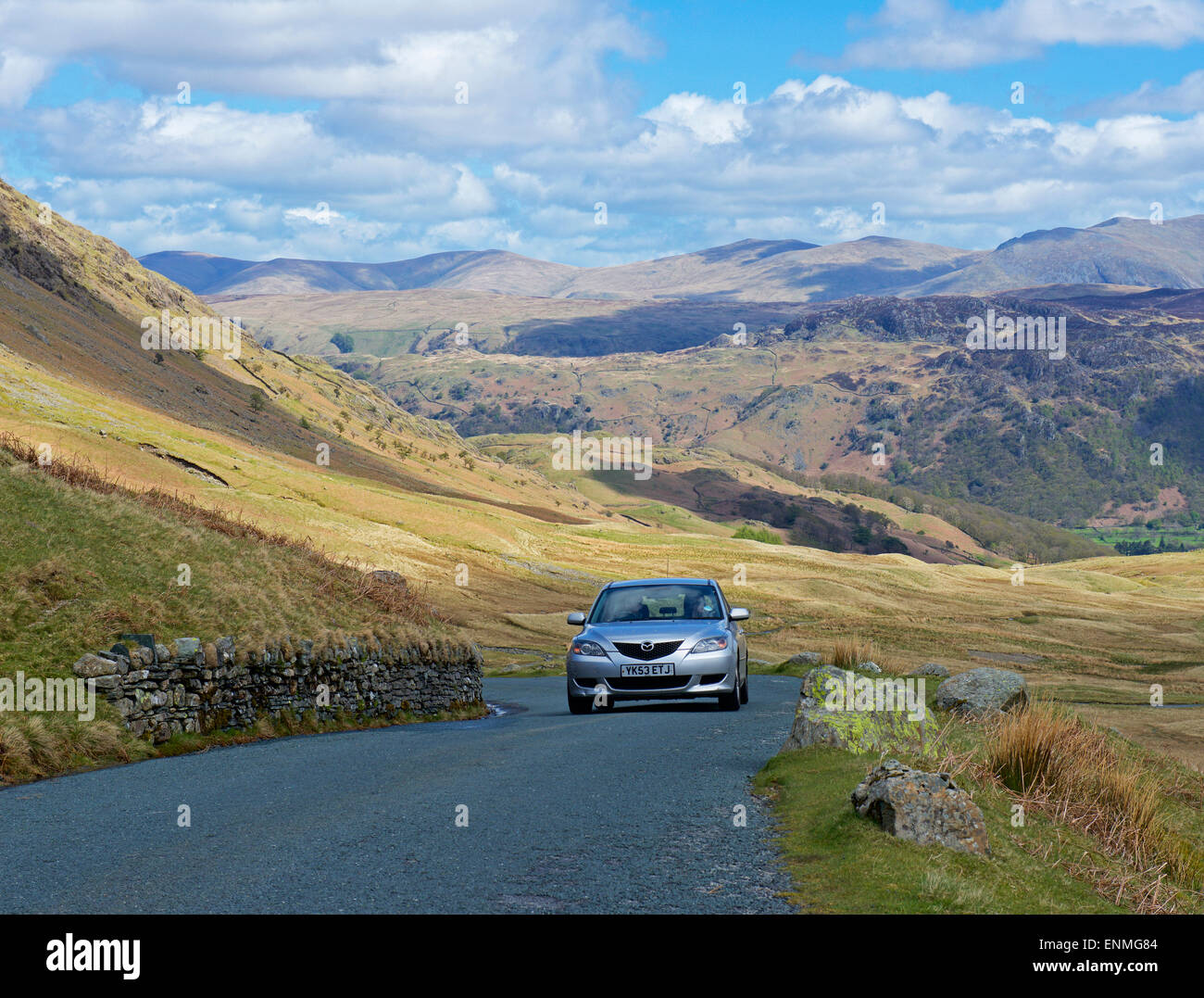 Auto auf dem Honister Pass (B5289), Lake District National Park, Cumbria, England Stockfoto