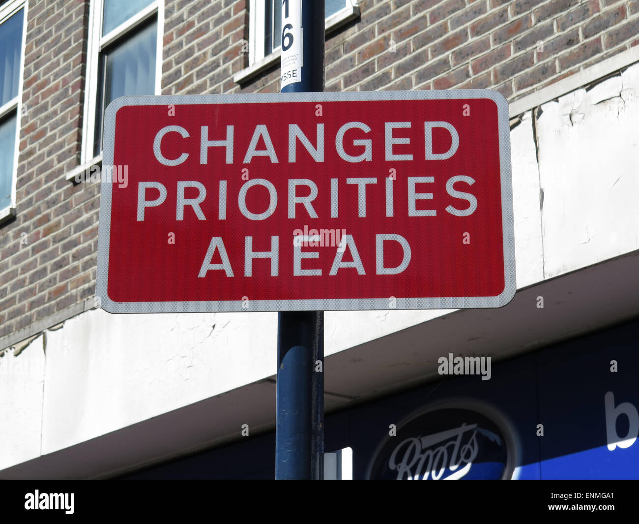 geänderten Prioritäten vor Zeichen Stockfoto