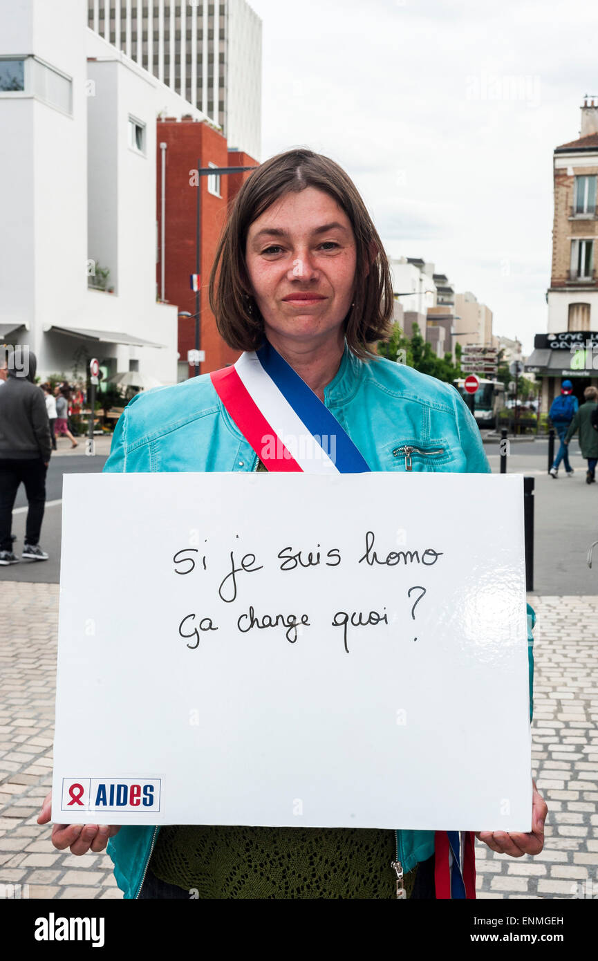 Montreuil, Frankreich. Kampagne gegen Homophobie, IDAHOT, Portrait weibliche Kommunalpolitiker, Plakat handschriftliche Motto festhalten, "Wenn ich bin Homosexuell, dass Änderungen was?" Stockfoto