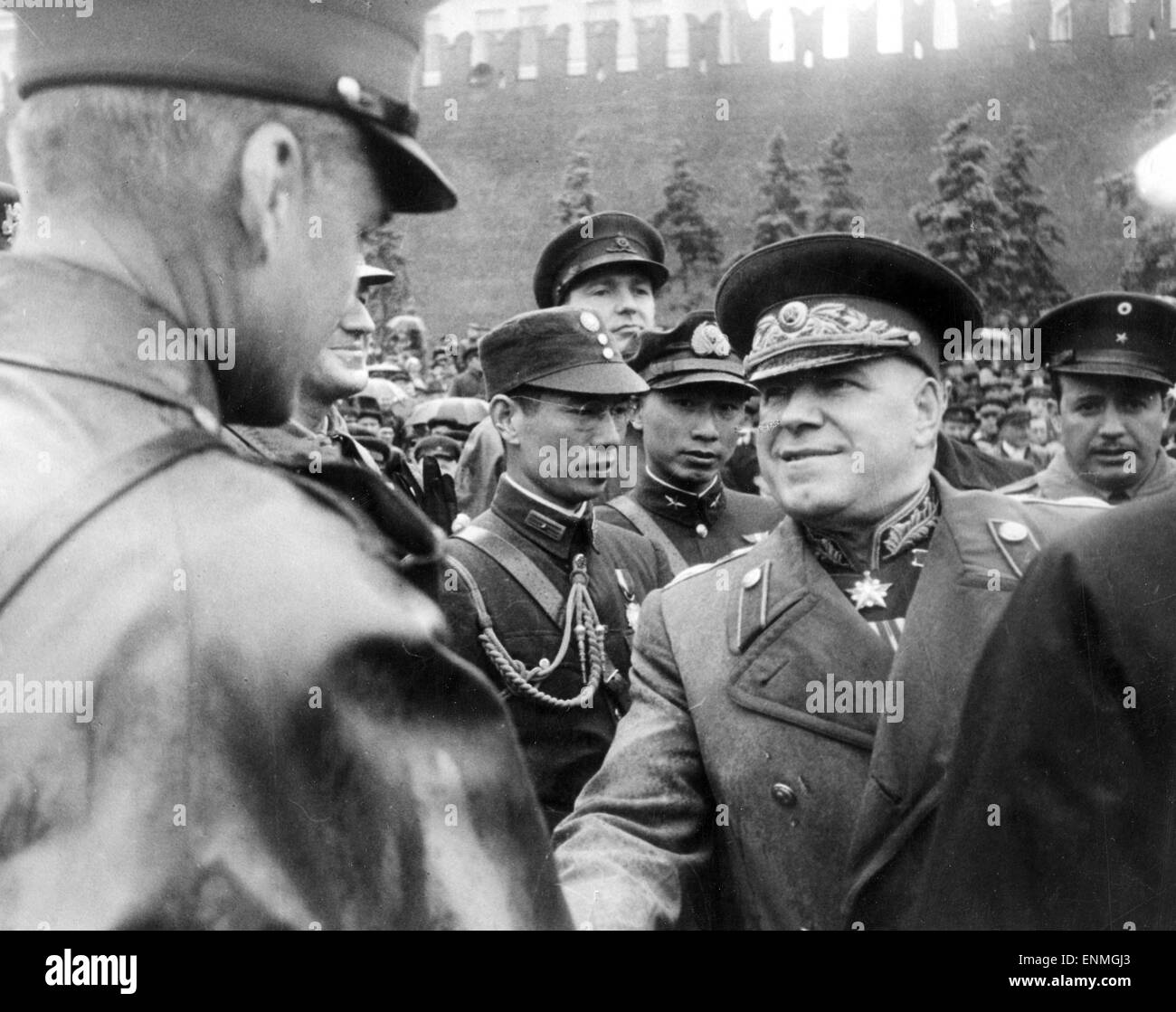 GEORGY ZHUKOV (1896-1974) sowjetische Armee Kommandant begrüßt ausländische militärische Vertreter am Juni 1945 Siegesparade in Moskau Stockfoto