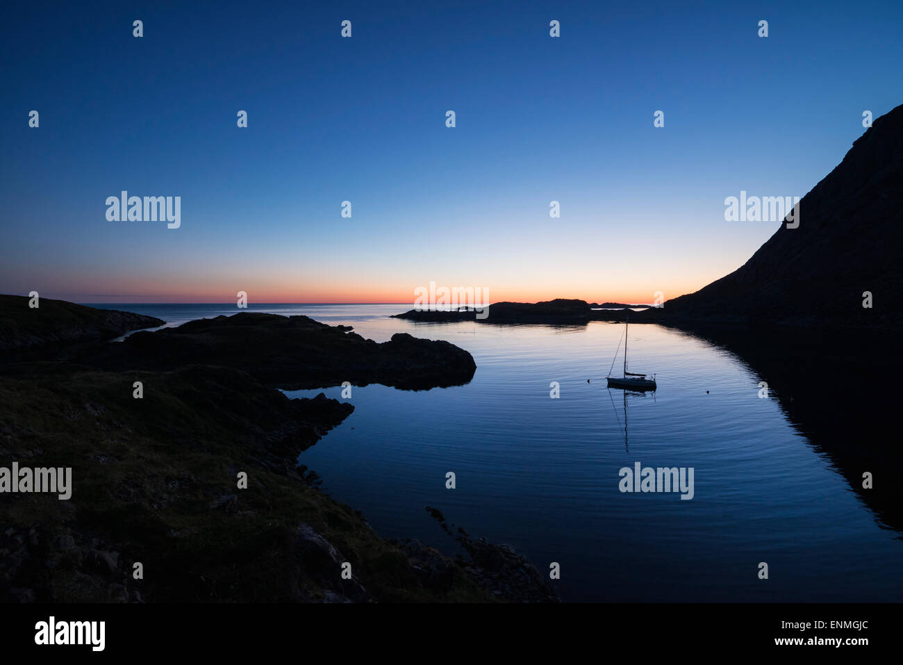 Segelboot Verankerung im Sommer Twilight an der Buvågen Bucht auf Helle an der westlichsten Spitze von Moskenesøy, Lofoten Inseln, Norwegen Stockfoto