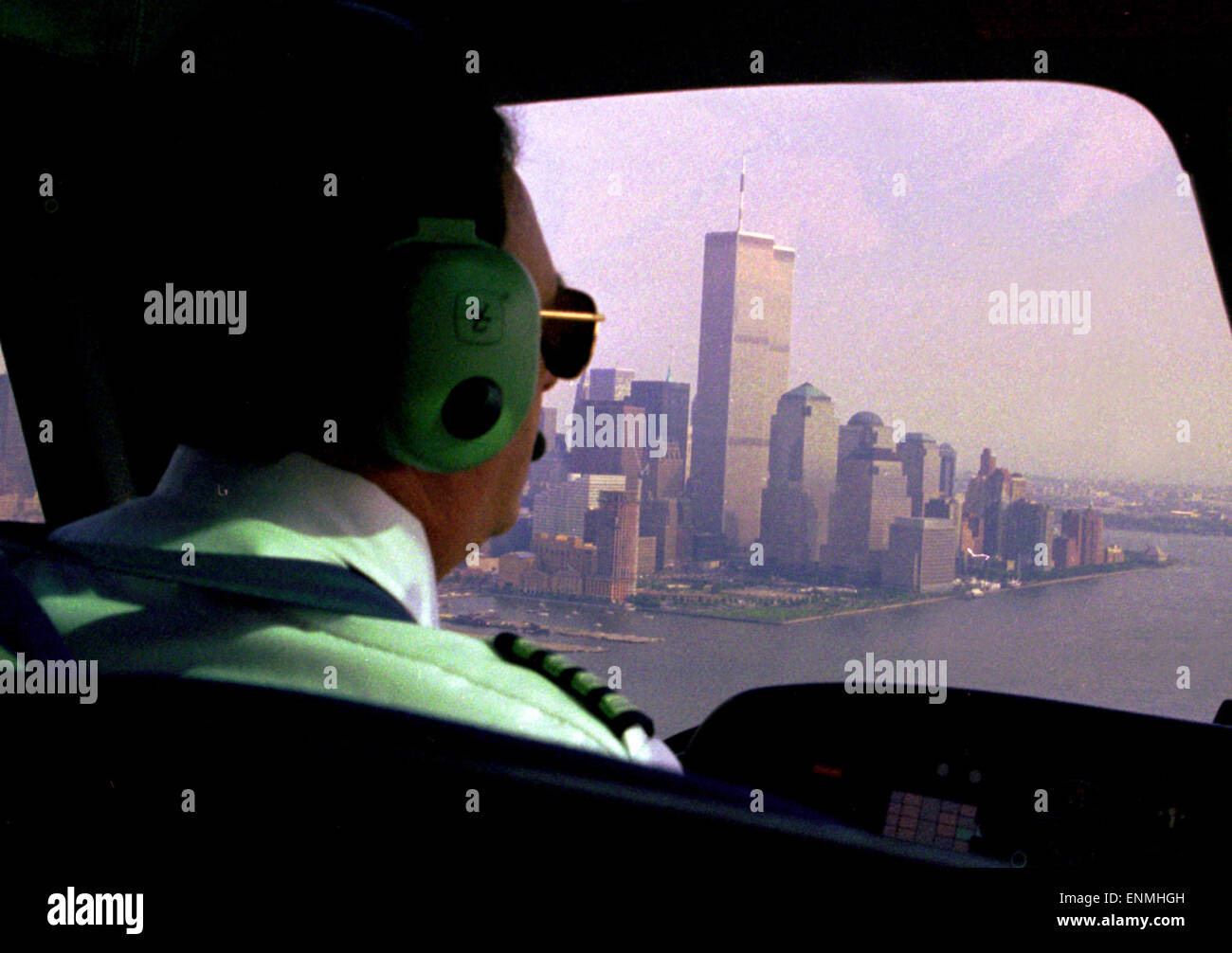 Juni 1999 - NEW YORK: eine Luftaufnahme aus dem Inneren eines Hubschraubers auf die Zwillingstürme des World Trade Center in Manhattan, New York. Stockfoto