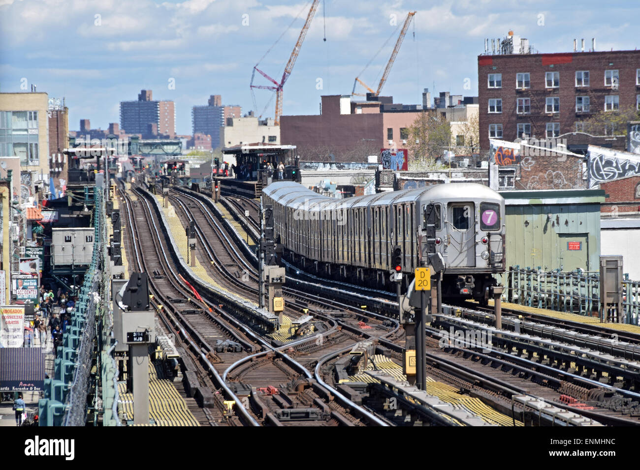 Die erhöhten #7 u-Bahn Zug herausziehen der 74th Street Broadway Station in Jackson Heights, Queens, New York Stockfoto