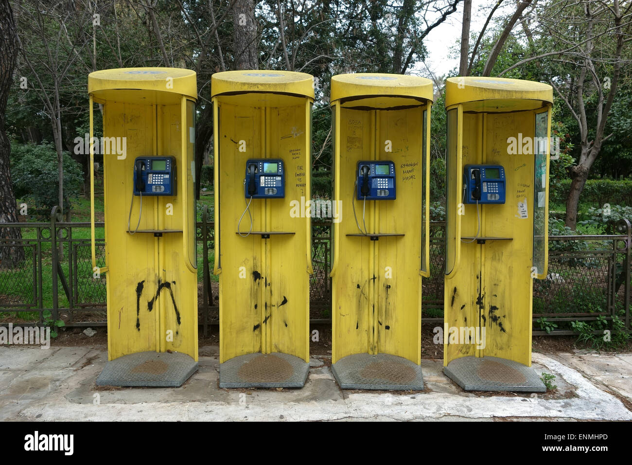 Athen, Griechenland - 23. März 2015: vier Telefonzellen, OTE ist die Hellenic Telecommunications-Organisation Stockfoto