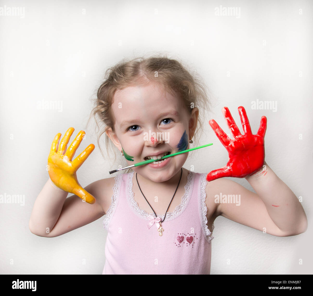 kleine Mädchen spielen mit Farben Stockfoto