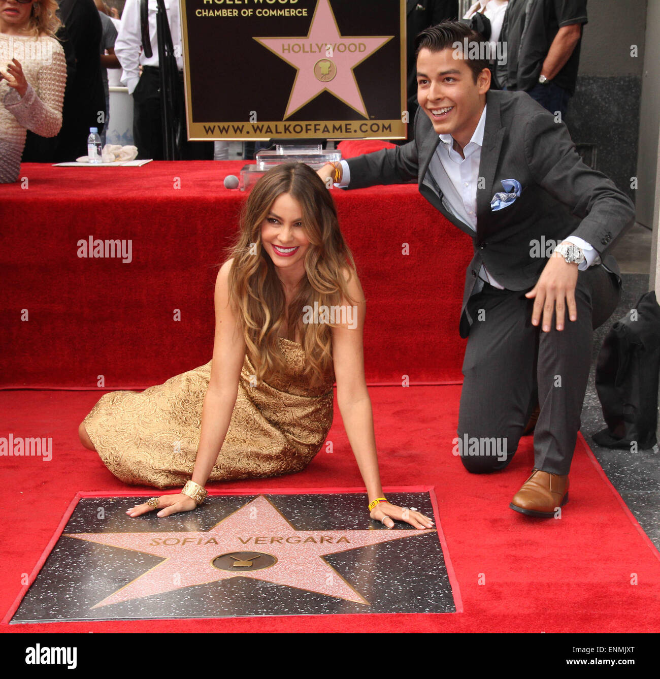 Hollywood, Kalifornien, USA. 7. Mai 2015. I15750CHW. Sofia Vergara geehrt mit Stern auf dem Hollywood Walk Of Fame.7013 Hollywood Blvd, Hollywood, CA.05/07/2015.SOFIA VERGARA und MANOLO GONZALEZ-R L VERGARA. © Clinton H. Wallace/Photomundo/Fotos inc Credit: Clinton Wallace/Globe Fotos/ZUMA Draht/Alamy Live-Nachrichten Stockfoto