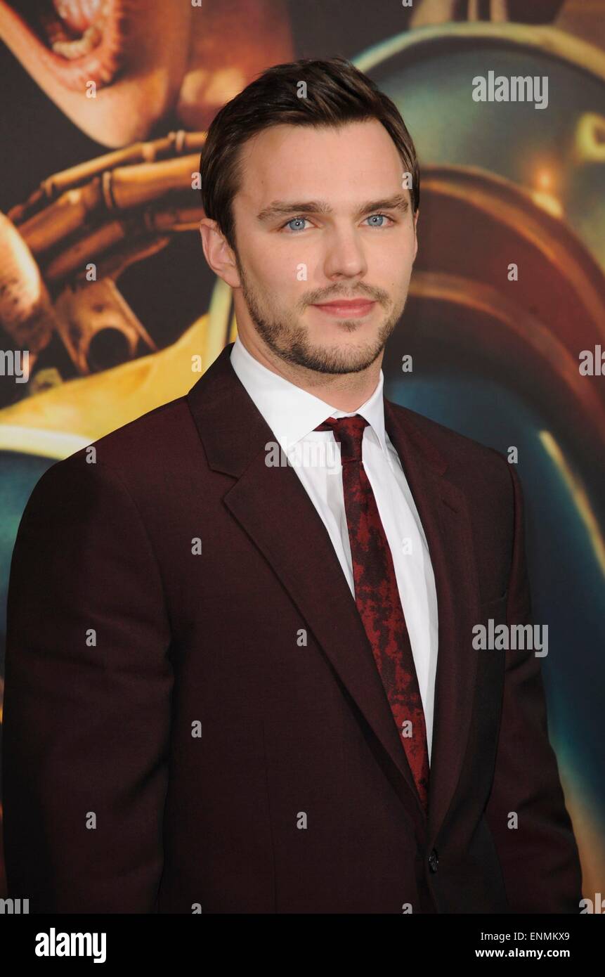 Los Angeles, Kalifornien, USA. 7. Mai 2015. Nicholas Hoult im Ankunftsbereich für MAD MAX: FURY ROAD Premiere, TCL Chinese 6 Sälen (ehemals Grauman), Los Angeles, CA 7. Mai 2015. Bildnachweis: Everett Collection Inc/Alamy Live-Nachrichten Stockfoto
