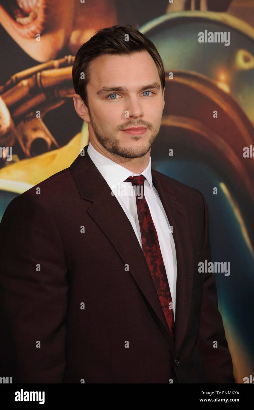 Los Angeles, Kalifornien, USA. 7. Mai 2015. Nicholas Hoult im Ankunftsbereich für MAD MAX: FURY ROAD Premiere, TCL Chinese 6 Sälen (ehemals Grauman), Los Angeles, CA 7. Mai 2015. Bildnachweis: Everett Collection Inc/Alamy Live-Nachrichten Stockfoto