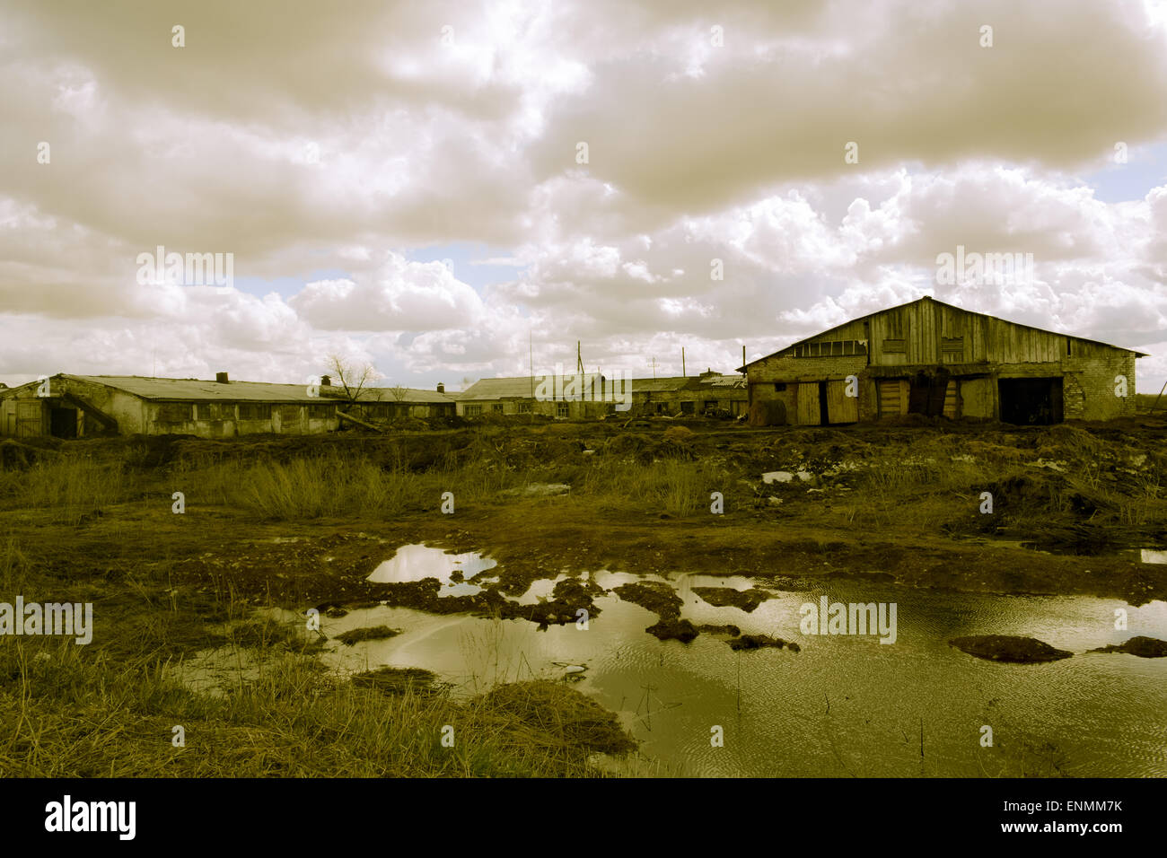 Viele Betriebe sind in Russland aufgegeben und ähneln Stockfoto