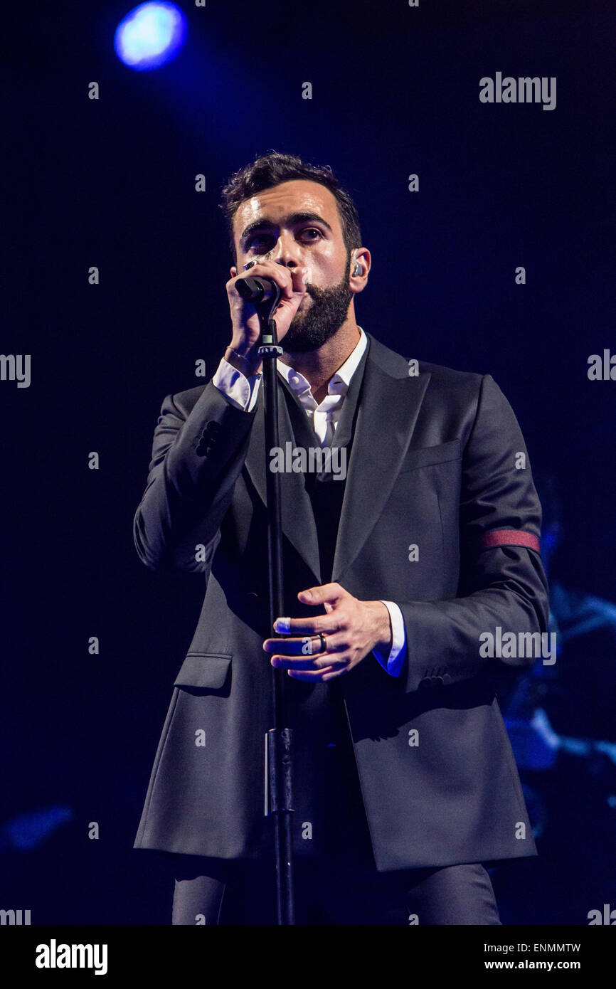 Assago, Mailand, Italien. 7. Mai 2015. Italienische Liedermacher MARCO MENGONI führt live im Mediolanum Forum während der "#Mengoni Live Tour 2015" Credit: Rodolfo weitertransferiert/Alamy Live News Stockfoto