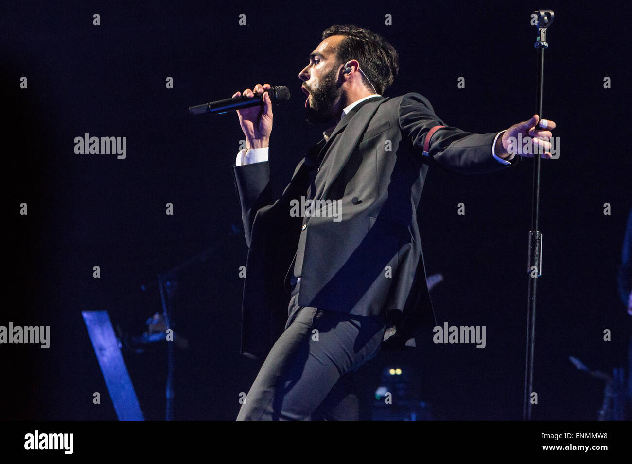 Assago, Mailand, Italien. 7. Mai 2015. Italienische Liedermacher MARCO MENGONI führt live im Mediolanum Forum während der "#Mengoni Live Tour 2015" Credit: Rodolfo weitertransferiert/Alamy Live News Stockfoto