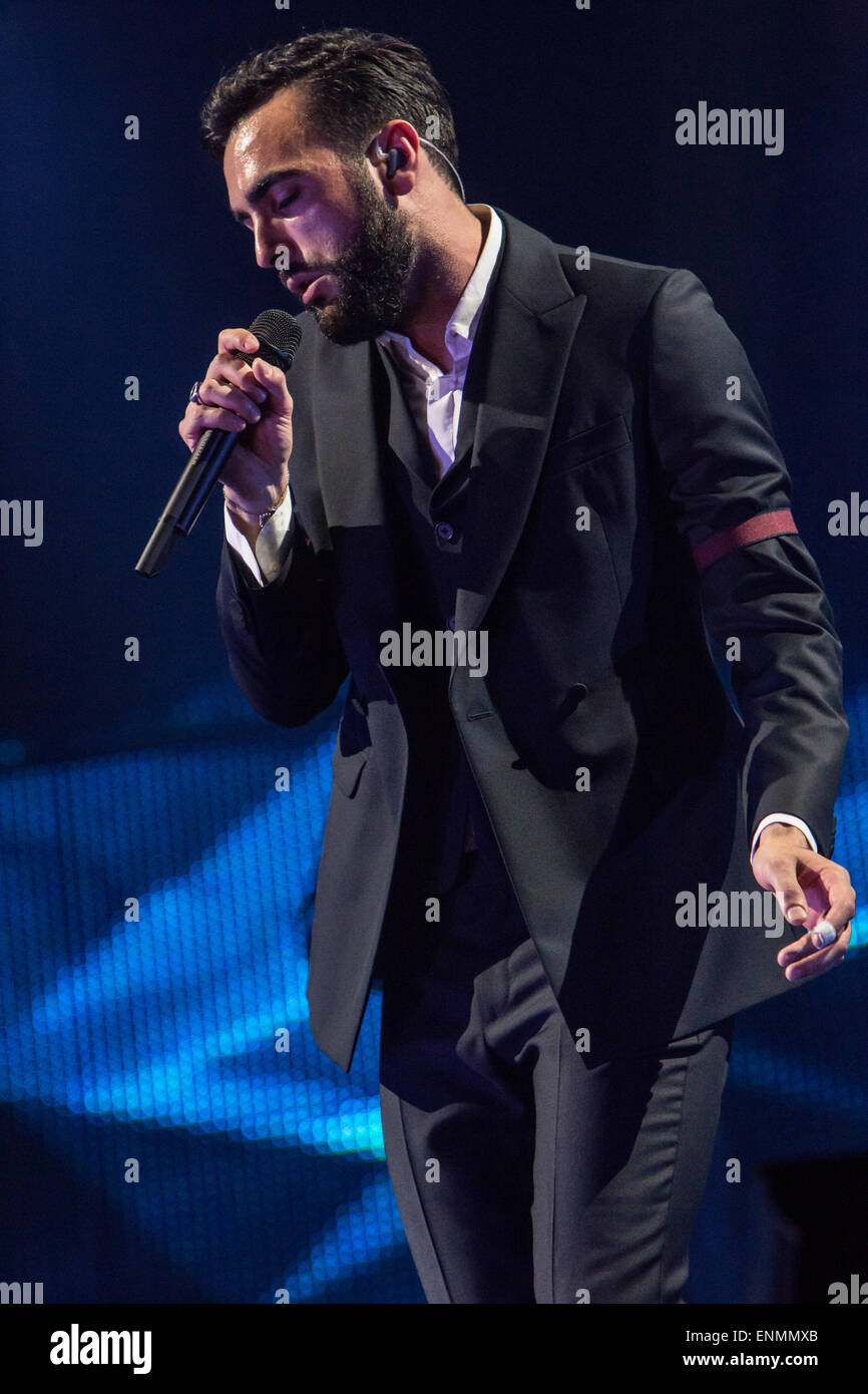 Assago, Mailand, Italien. 7. Mai 2015. Italienische Liedermacher MARCO MENGONI führt live im Mediolanum Forum während der "#Mengoni Live Tour 2015" Credit: Rodolfo weitertransferiert/Alamy Live News Stockfoto