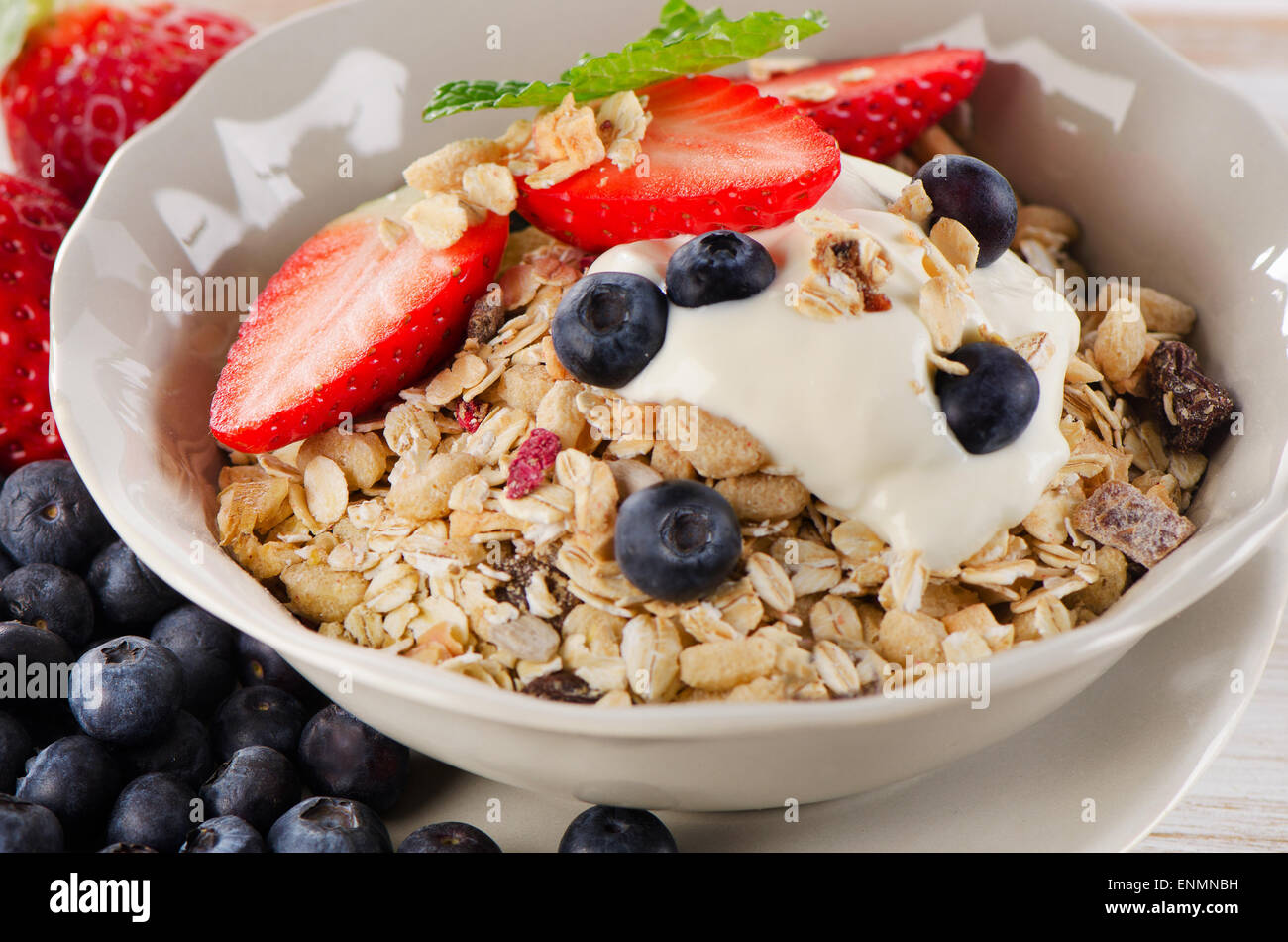 Gesundes Frühstück - Beeren, Joghurt und Müsli. Selektiven Fokus Stockfoto