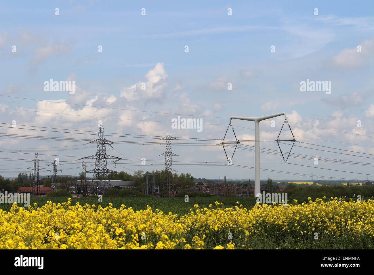 T-Pylon mit aktuellen Strommasten im Hintergrund bei Eakring Stromnetz nottinghamshire Stockfoto