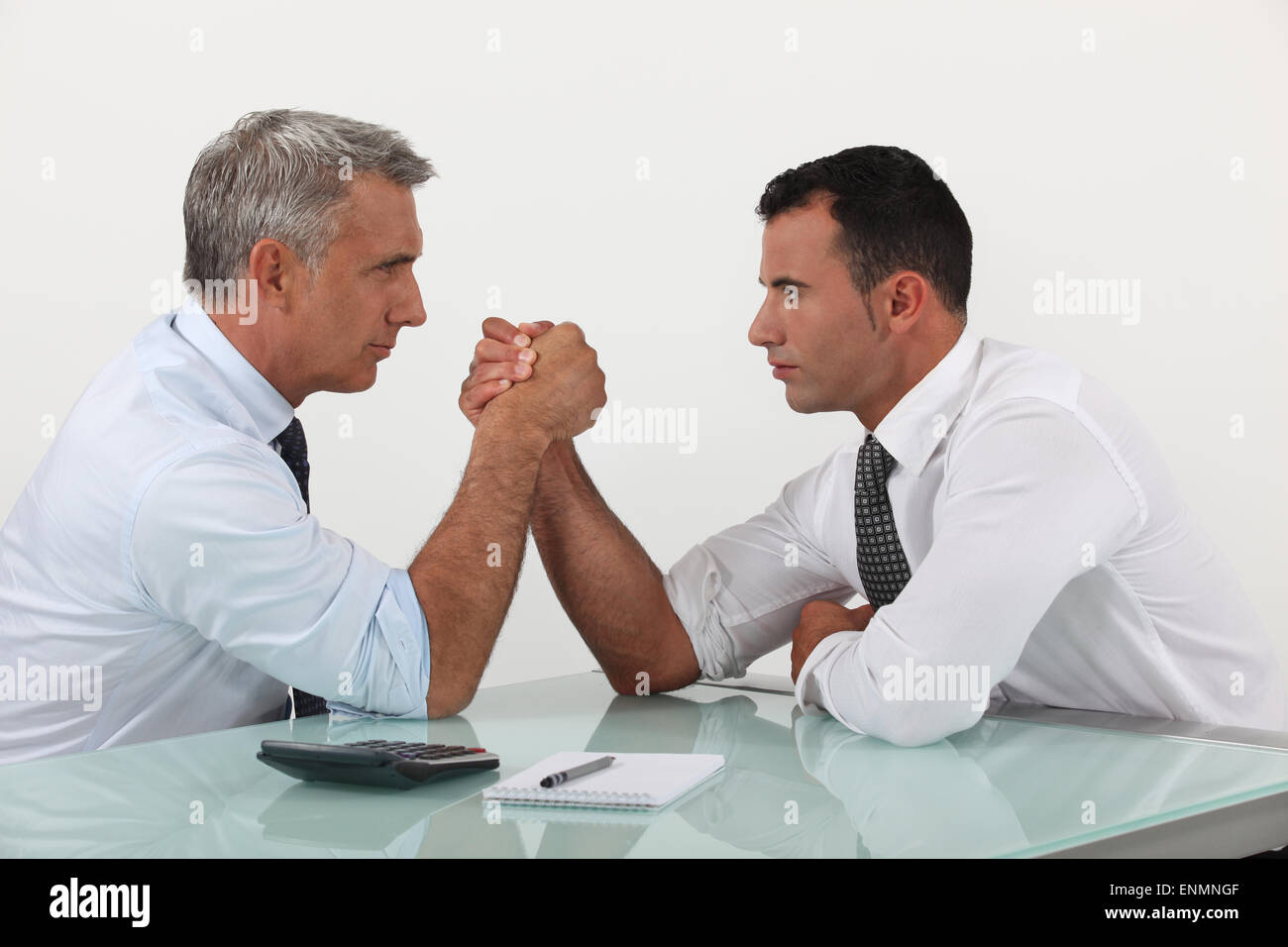 Unternehmer-Armdrücken Stockfoto