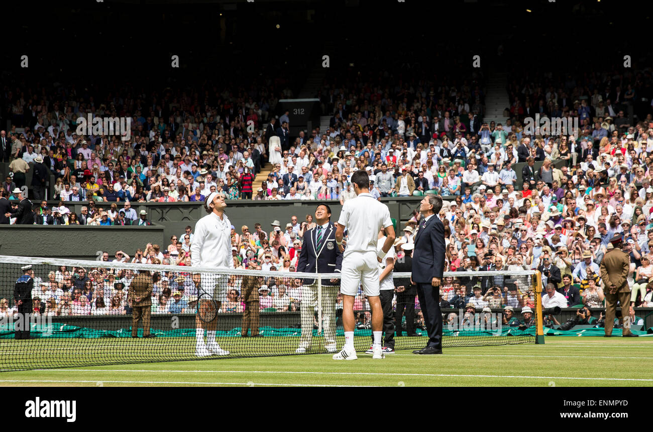 Novak Djokovic und Roger Federer bei den Münzwurf für den Herren Einzel Finale der Meisterschaften Wimbledon 2014 die alle Engla Stockfoto