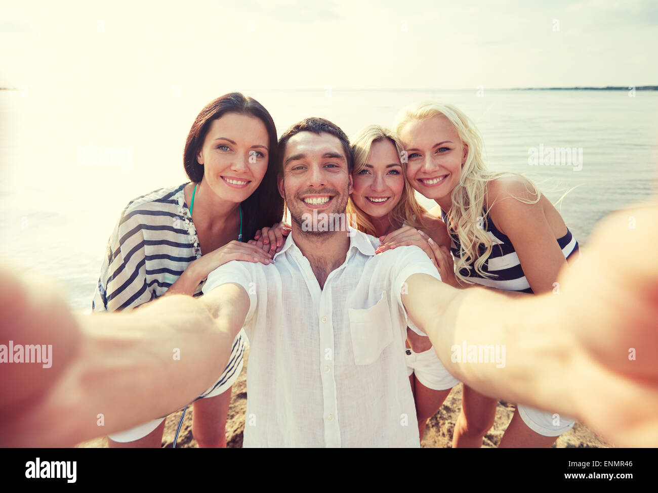 Glückliche Freunde am Strand und nehmen selfie Stockfoto