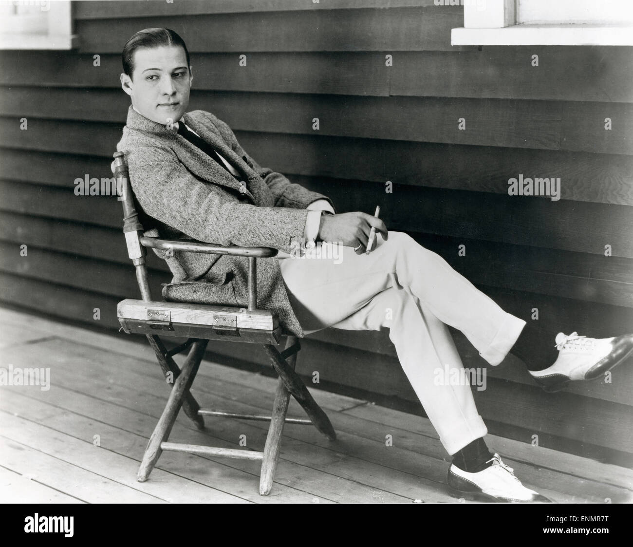 Der Italienischstämmige Schauspieler Rudolph Valentino (1895-1926), Hier Auf Einer Terrasse Sitzend in den 1920er Jahren. Stockfoto