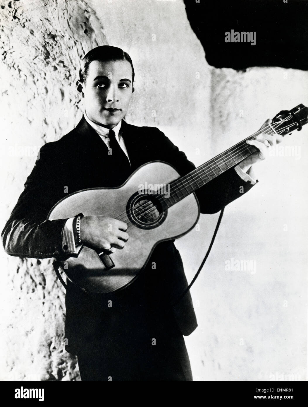 Der Italienischstämmige Schauspieler Rudolph Valentino (1895-1926), Hier Gitarre Spielend in den 1920er Jahren. Stockfoto