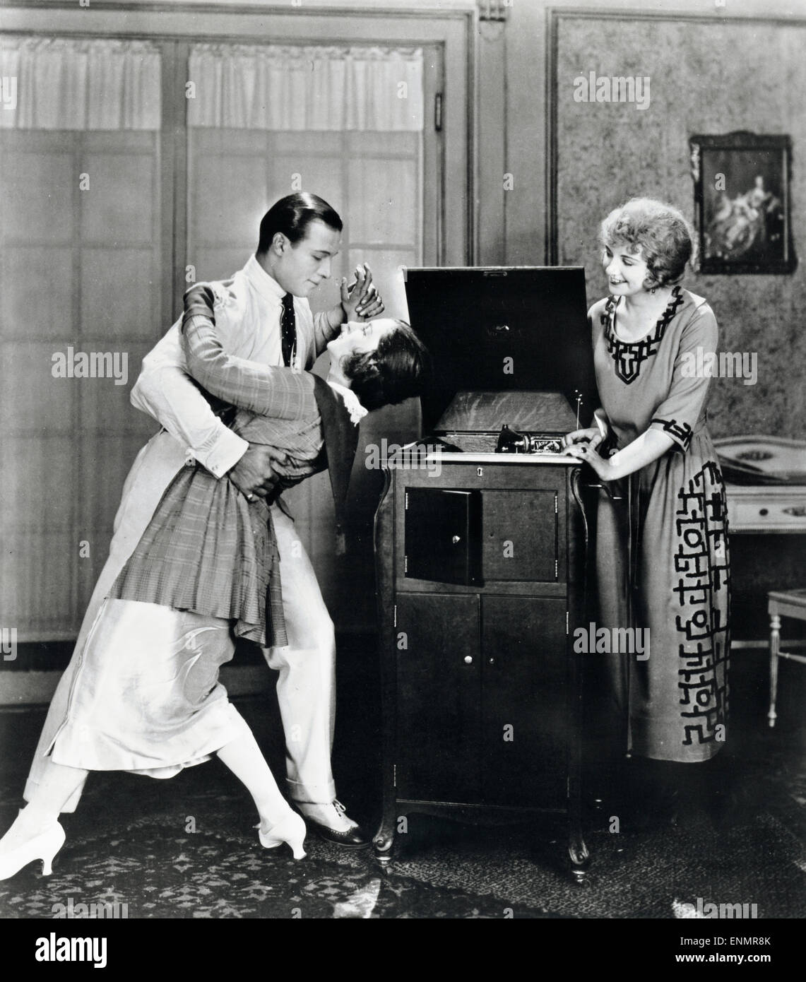 Der Italienischstämmige Schauspieler Rudolph Valentino (1895-1926), Hier Beim Tango in 1920er Jahren Höhle. Stockfoto